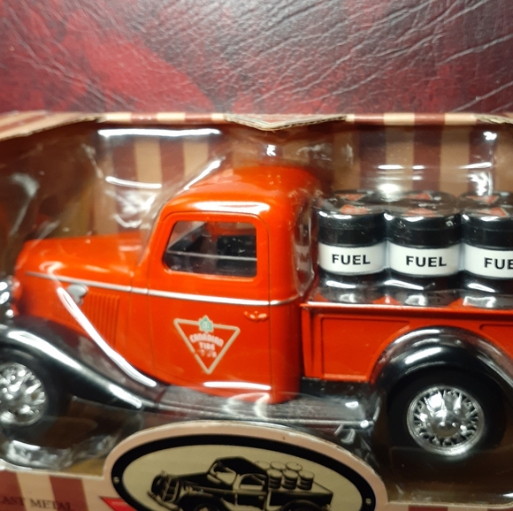 NIB Can Tire 1950's Die Cast Fuel Delivery Collectible Truck $12.50 🇨🇦 ships - Picture 9 of 16